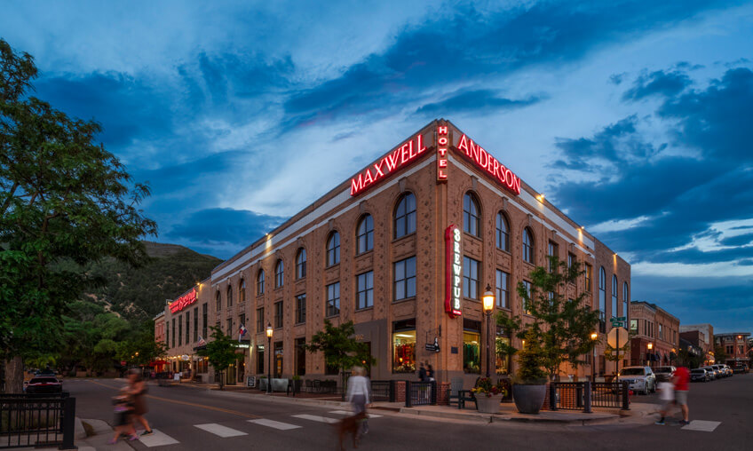 Hotel Maxwell Anderson at night