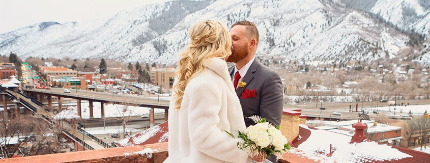 Couple kissing on the balcony of the hotel Colorado